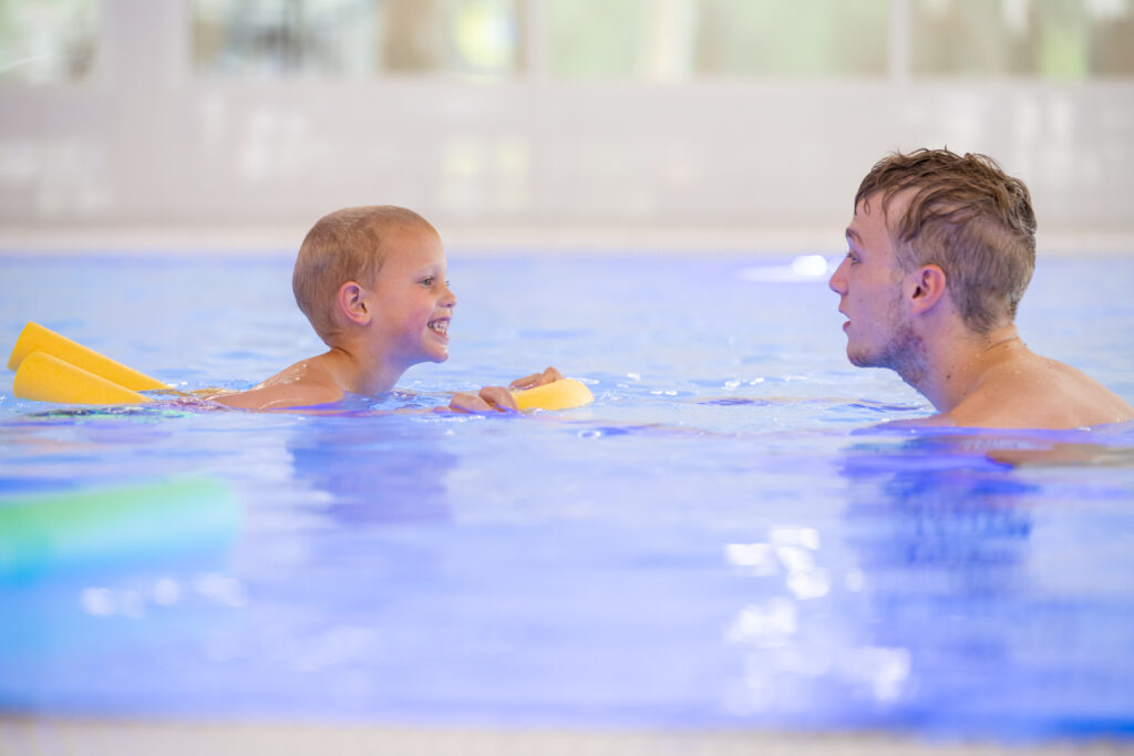 Vinginyo tijdens een van zijn lessen in het doelgroepenbad samen met meester Friso